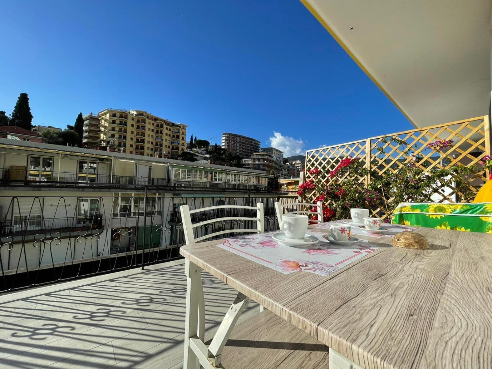 Apartamento Wh - Un Posto Al Sole - Attico Monolocale Con Parcheggio Gratuito - 5 Minuti Dal Centro - Wifi San Remo Exterior foto