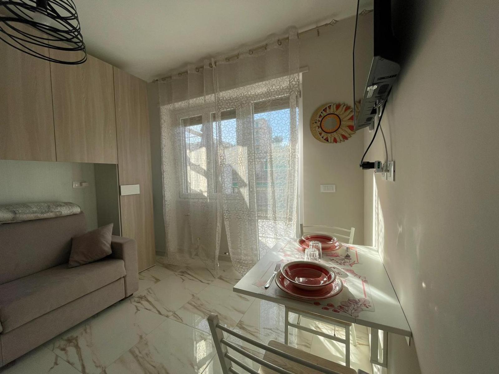 Apartamento Wh - Un Posto Al Sole - Attico Monolocale Con Parcheggio Gratuito - 5 Minuti Dal Centro - Wifi San Remo Exterior foto
